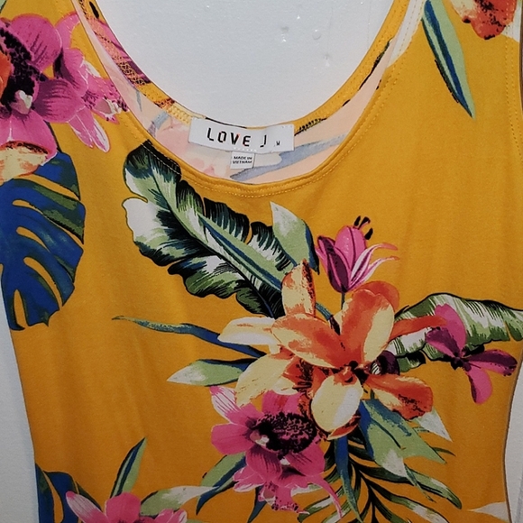 A women's dress, worn twice and a size M. - Picture 2 of 2